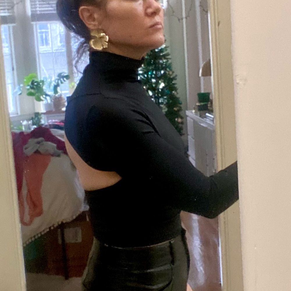 Black thin sleek Turtleneck Long Sleeve Top with cutout back - Picture 8 of 8
